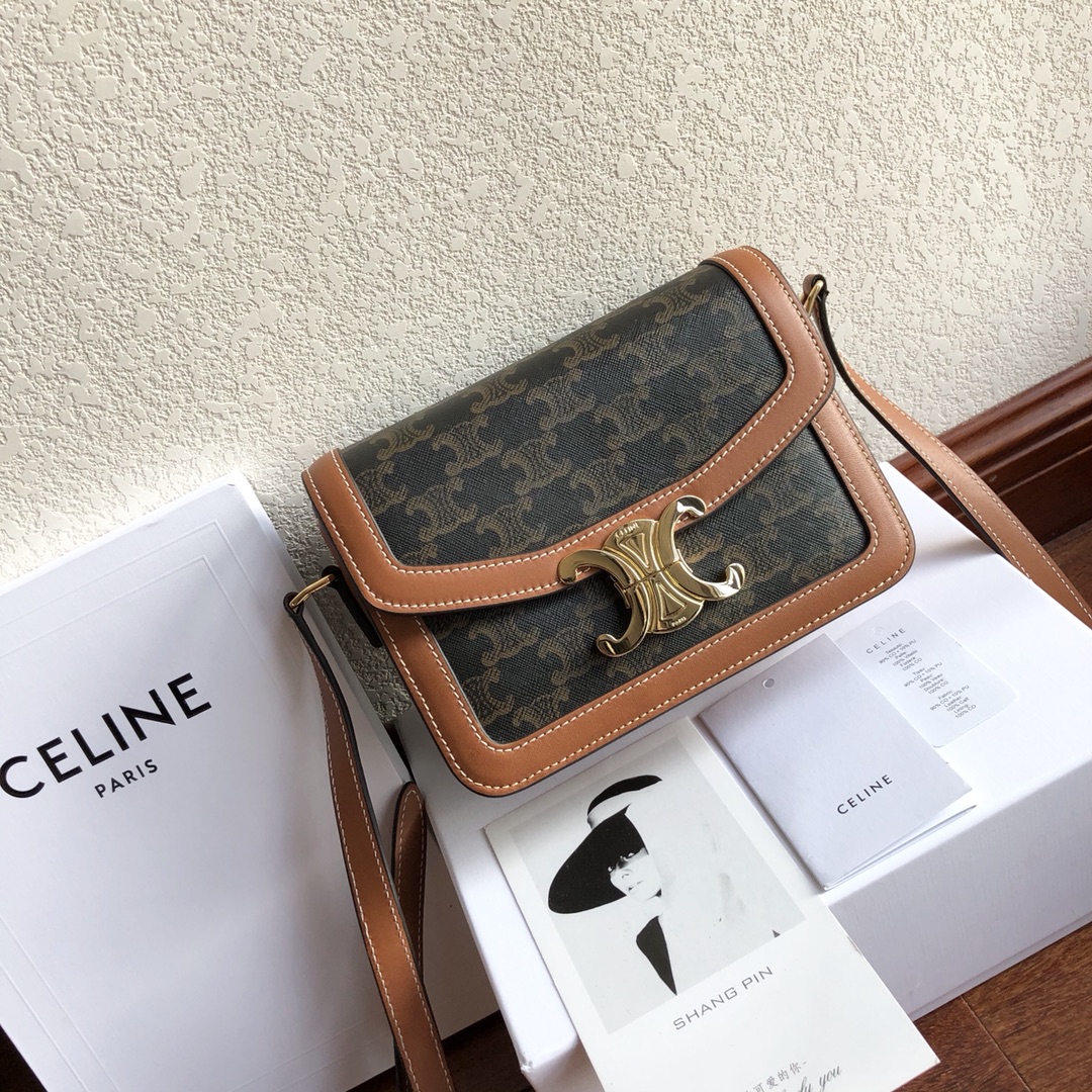 db9bf2_c55557b9b5324452b7b2d0d671df0ddbmv2.jpg Celine Triomphe Presbyopia Double C Buckle Box Bag - Image 1