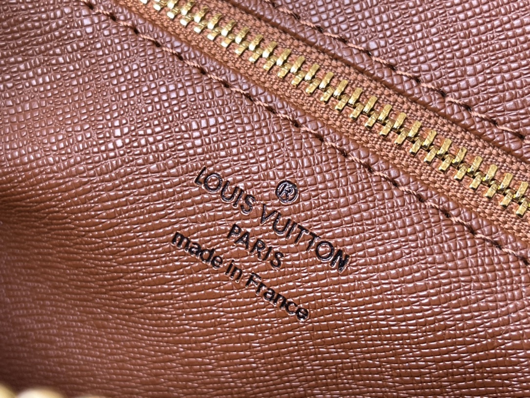 Louis Vuitton Medium Messenger Bag in Monogram Canvas - Image 10