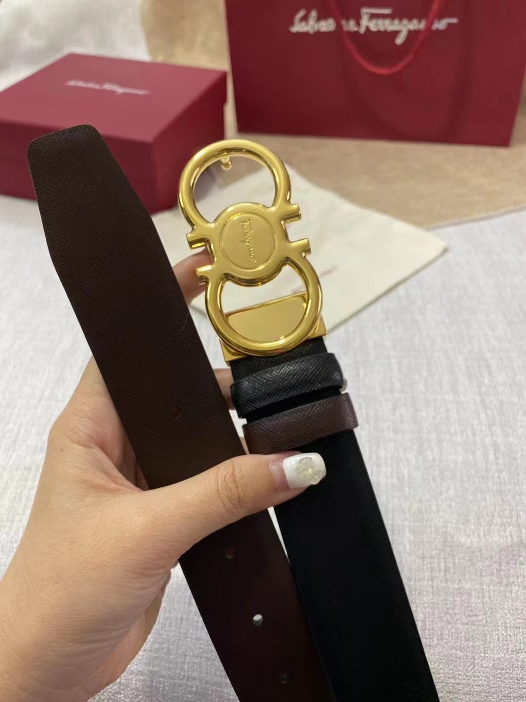 db9bf2_cbf11a8e10b443b9898fd8a47ecc4ee6mv2.jpg Ferragamo Logo Buckle Double-sided Leather Belt - Image 1