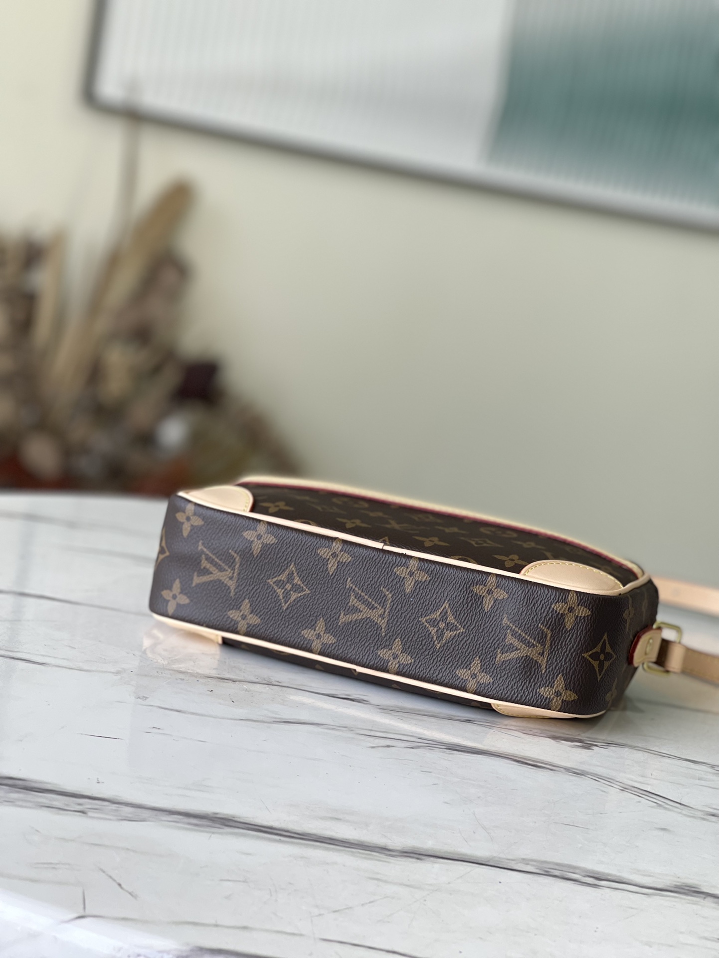 Louis Vuitton Small Messenger Bag in Monogram Canvas - Image 5