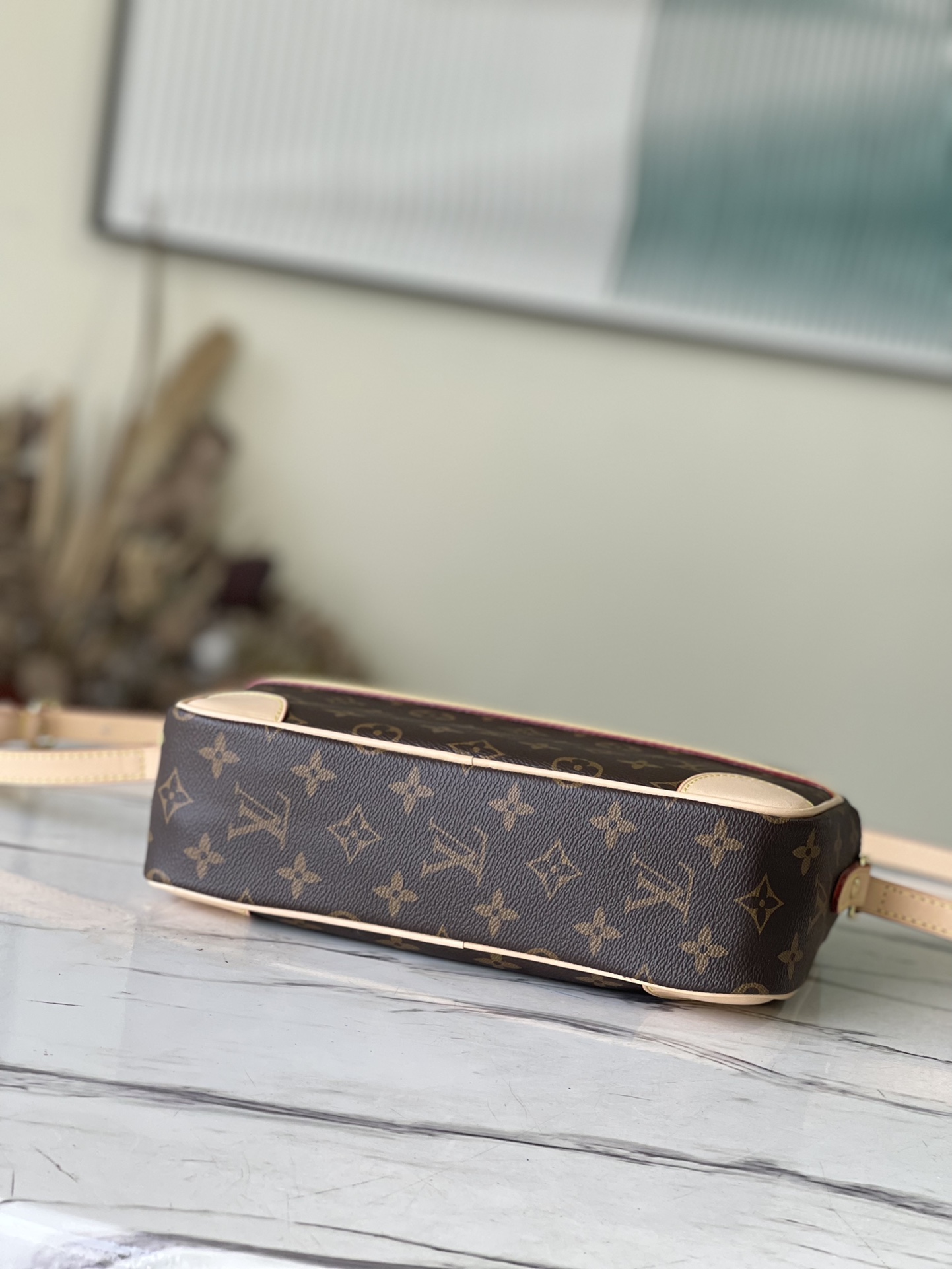 Louis Vuitton Medium Messenger Bag in Monogram Canvas - Image 5