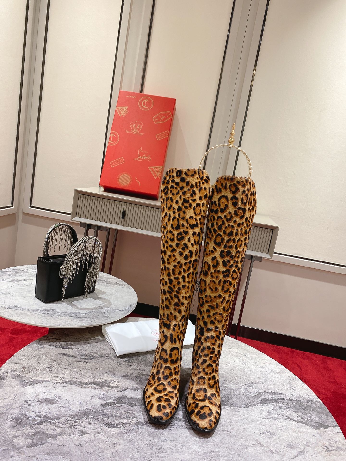 db9bf2_d180dcb6e0814344939ea30490eef8ffmv2.jpg Louboutin - Image 1