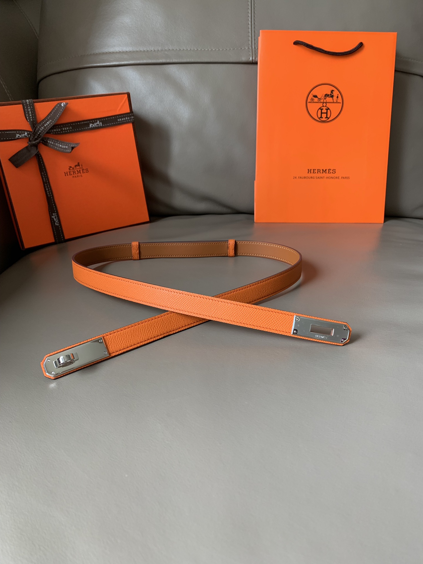 db9bf2_d7b2ad8acb6b4e6587d949f0bd46725fmv2.jpg Hermès Kelly 18 Belt - Image 1