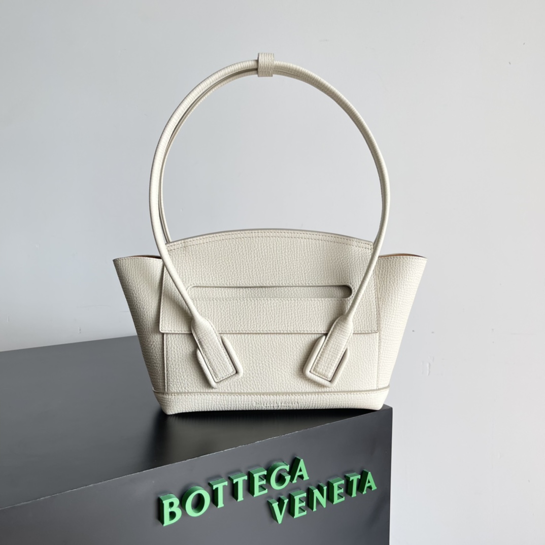 db9bf2_d8c4f249e0884bc2885d7631d8a6ccc4mv2.jpg Bottega Veneta Shoes - Image 1