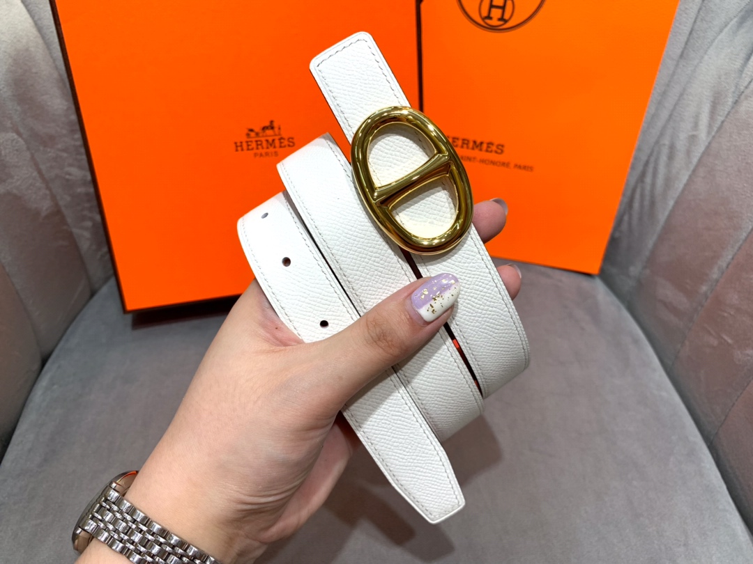 db9bf2_de2e19fd899f43a7817c7b0c8f9590e3mv2.jpg Hermès Chaine d'Ancre Belt in White Leather - Image 1
