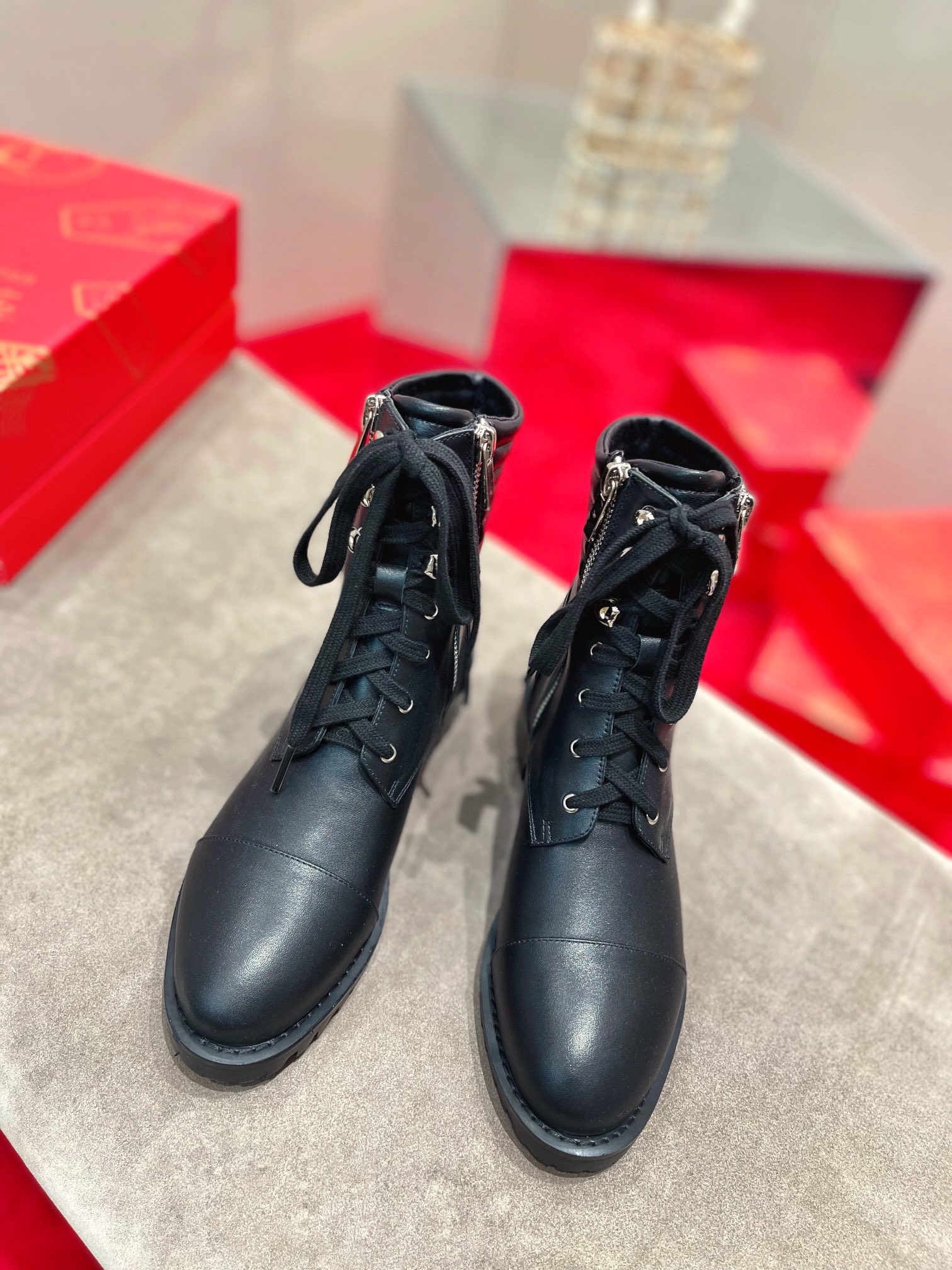 db9bf2_de4ae79f6d494e6fbeb82155057c585fmv2.jpg Louboutin - Image 1