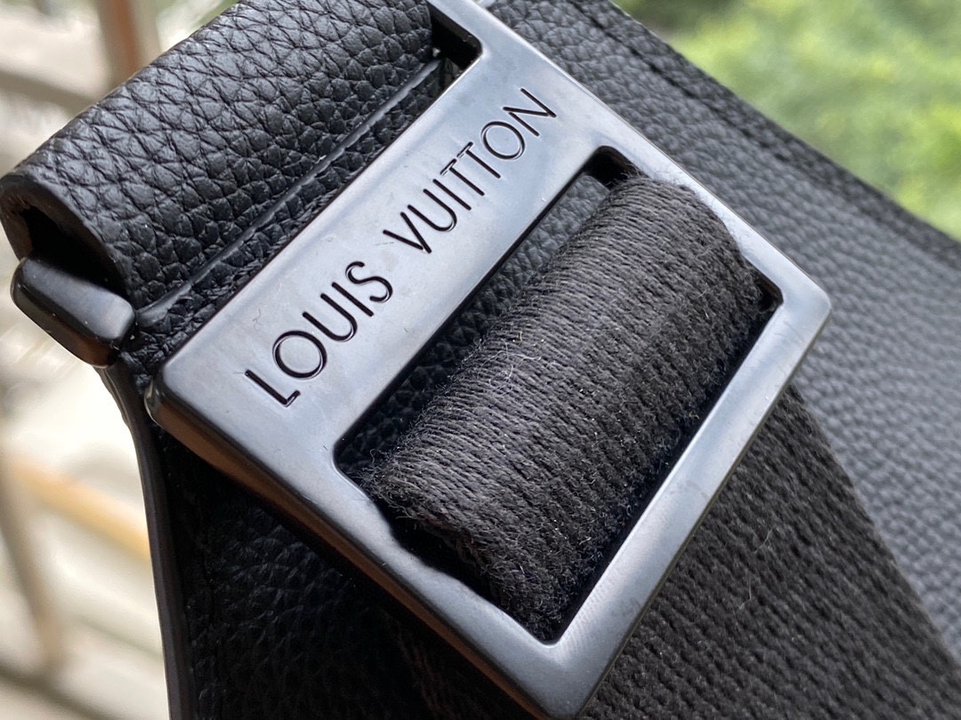 Louis Vuitton Aerogram Shoulder Bag in Black - Image 8