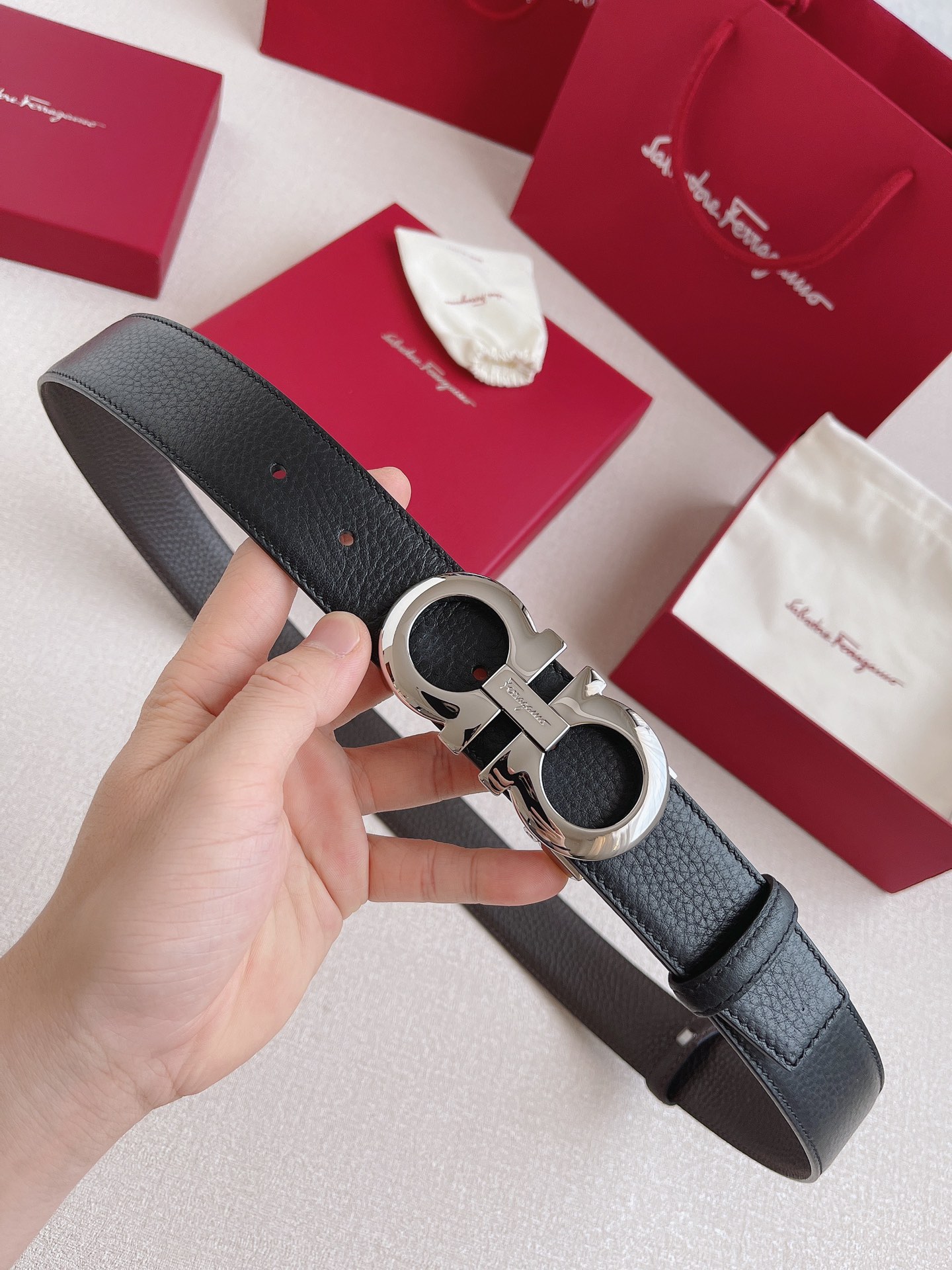 db9bf2_dff2b81e30994c9a9d89583bf24773dcmv2.jpg Ferragamo Logo Buckle Double-sided Leather Belt - Image 1