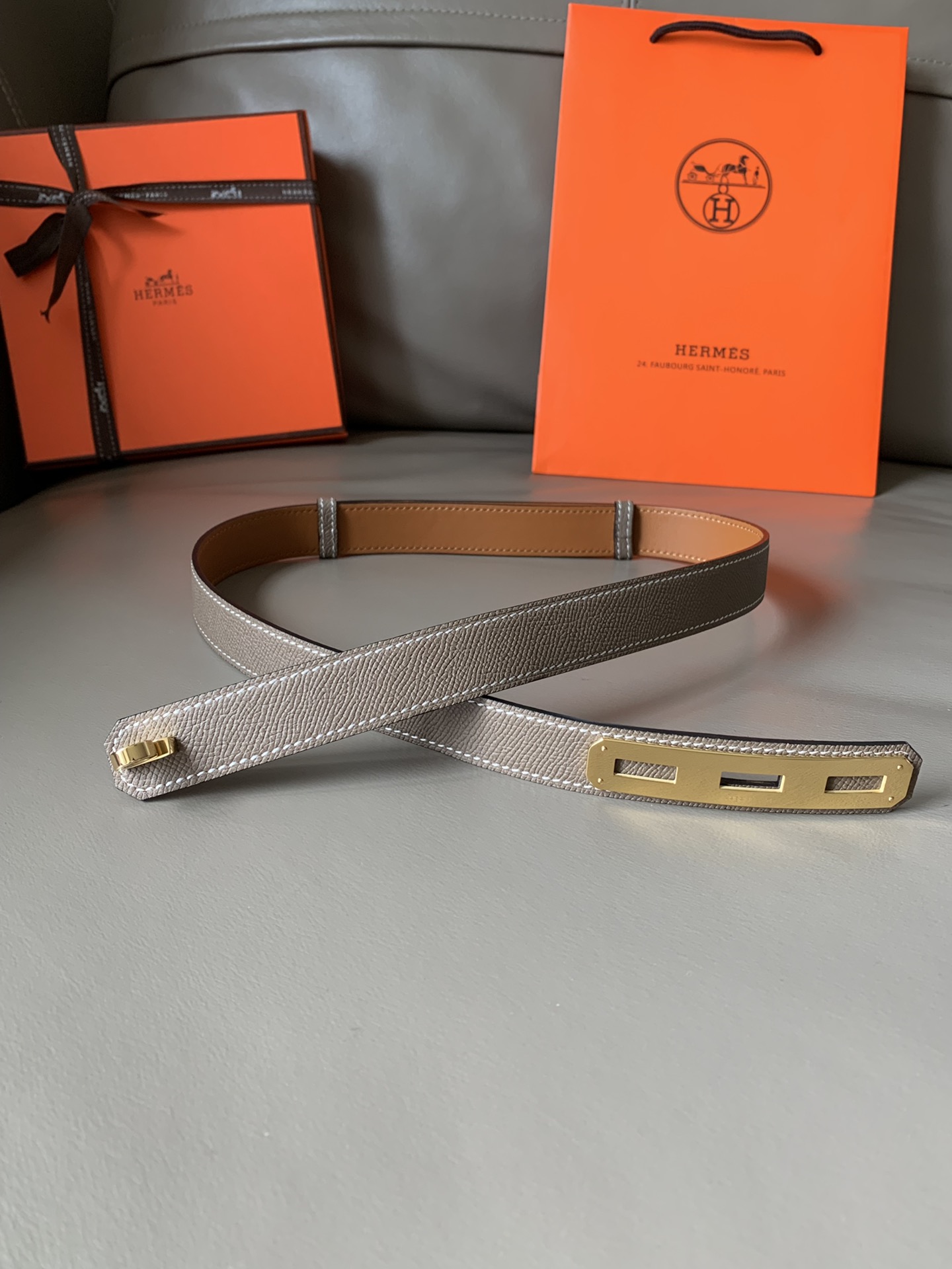 db9bf2_e29dad65c52645b1aa3ed9e7af8b8908mv2.jpg Hermès O'Kelly 24 Belt in Grey Leather - Image 1