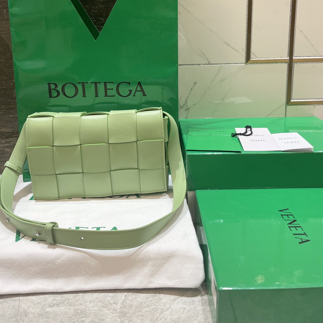 db9bf2_e3c792c26c66445b86abdb9eb83087a2mv2.jpg Bottega Veneta Rubik's Cube Bag - Image 1