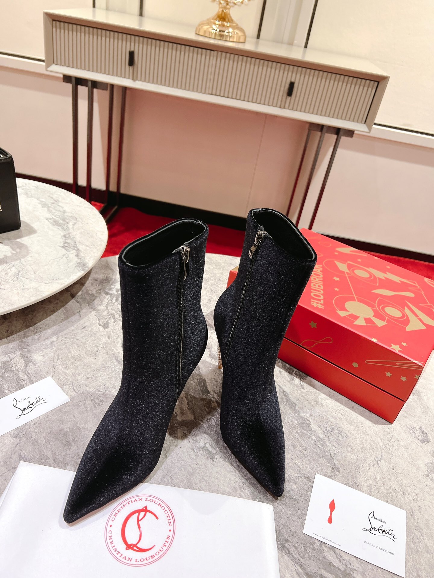 db9bf2_e4abce6b055f40cab84abb1e42fb7a28mv2.jpg Louboutin - Image 1