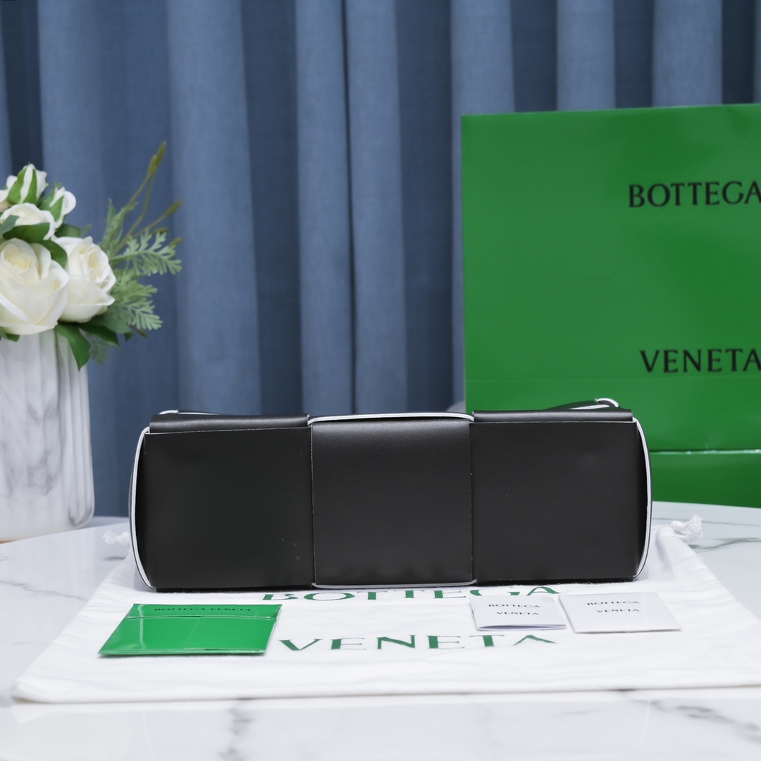 Bottega Veneta Arco Bag in Black Lambskin - Image 5