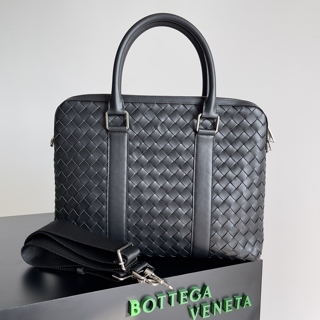db9bf2_e6f233c869b34de1affdda846dbdf71bmv2.jpg Bottega Veneta Shoes - Image 1