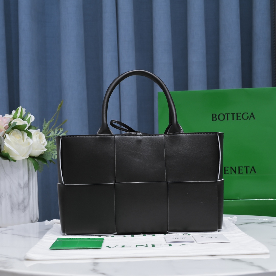 Bottega Veneta Arco Bag in Black Lambskin