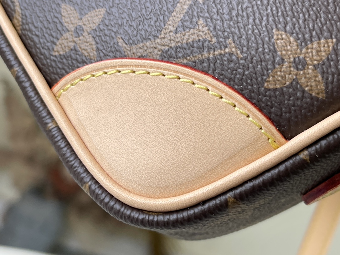 Louis Vuitton Small Messenger Bag in Monogram Canvas - Image 6