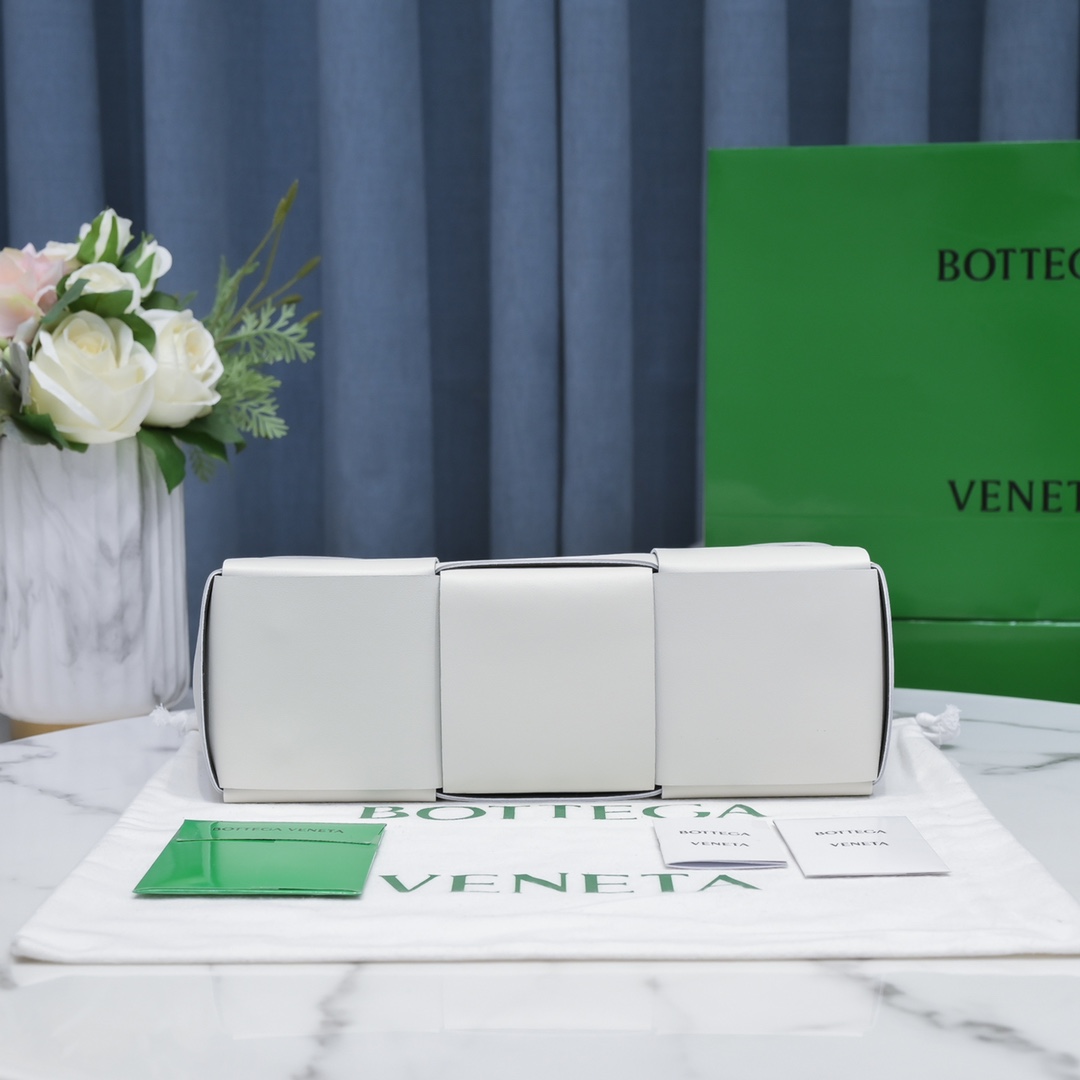 Bottega Veneta Arco Bag in White Lambskin - Image 4