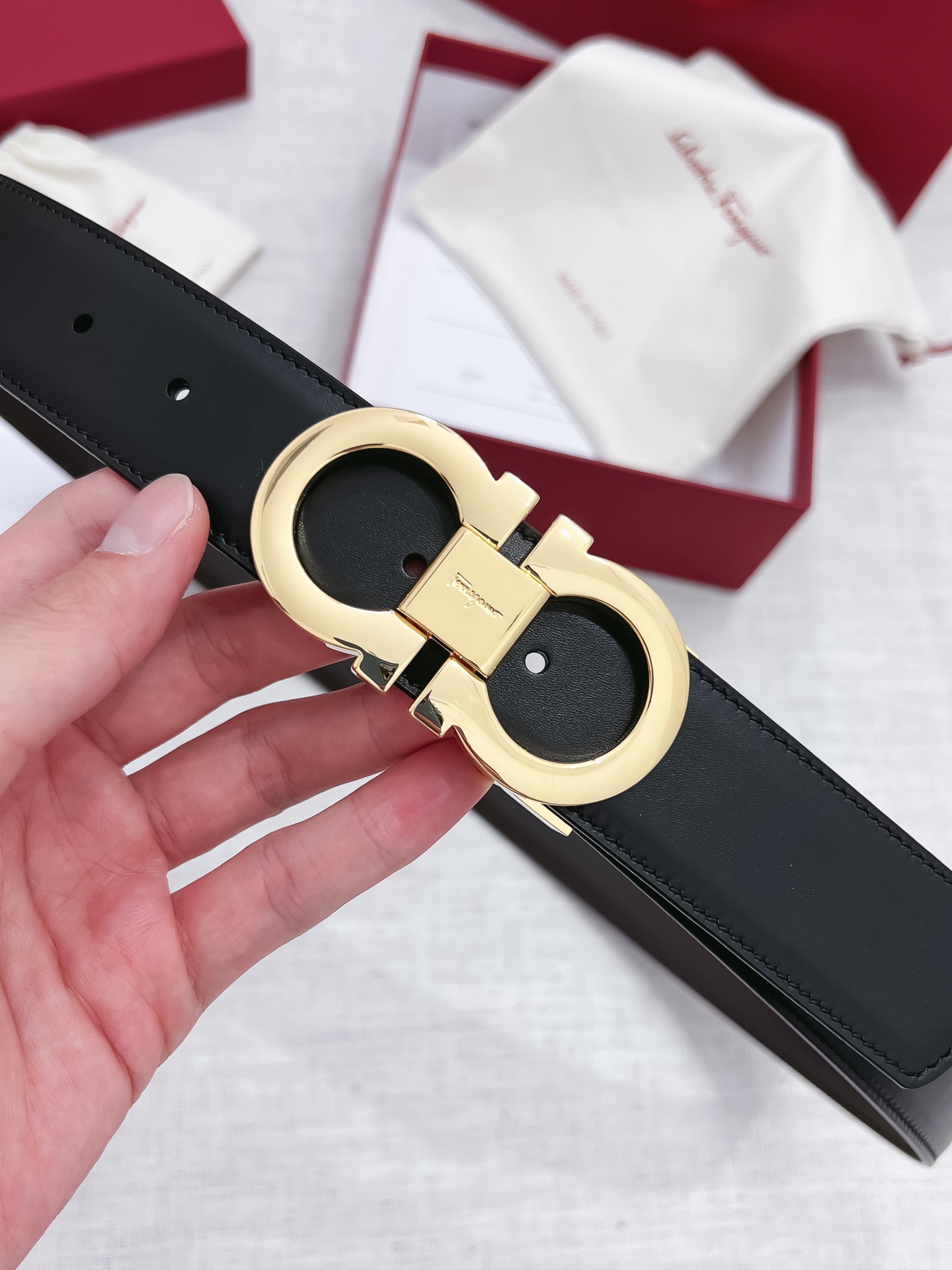 db9bf2_efa33156469943b89700b062f698e9bfmv2.jpg Ferragamo Logo Buckle Leather Belt - Image 1