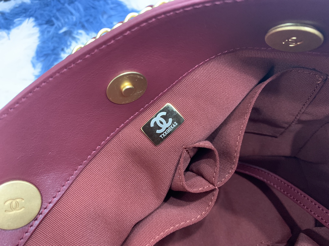 Chanel Small Leather Chain Shopping Bag in Burgundy - Image 10