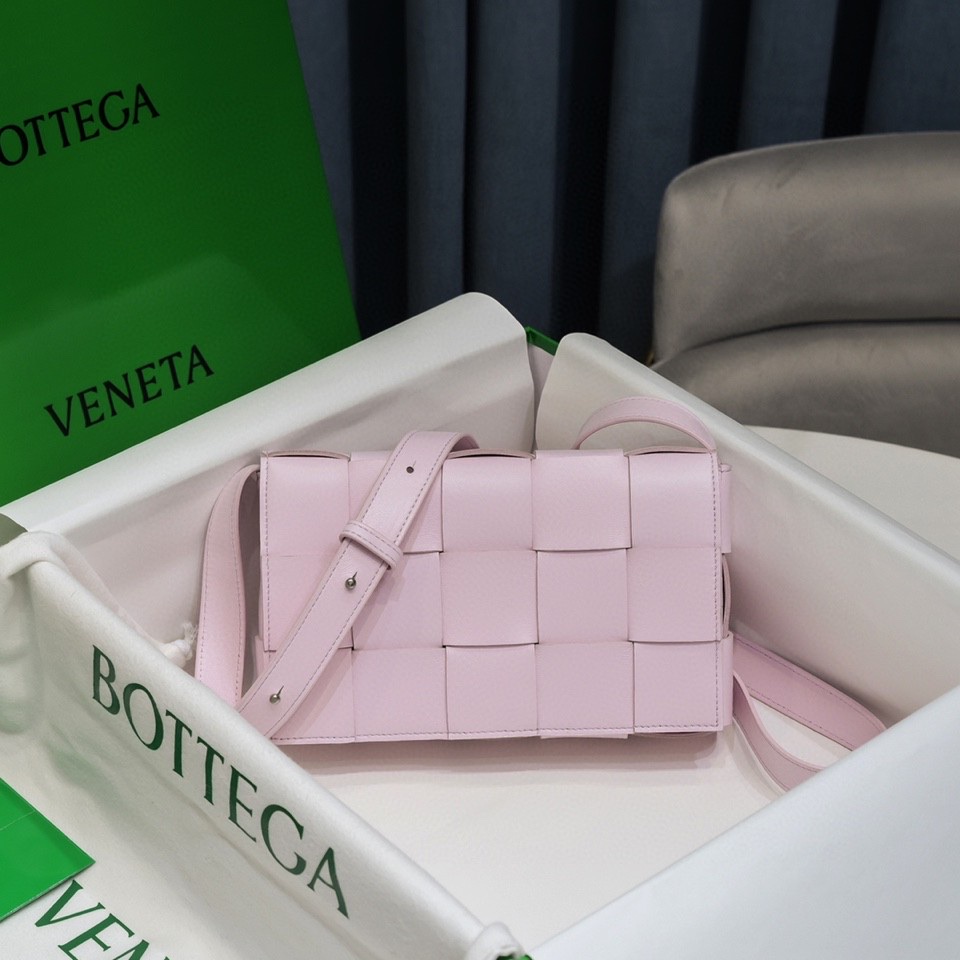 db9bf2_f0552645c4144484b0f2839faed9ff54mv2.jpg Bottega Veneta Shoes - Image 1