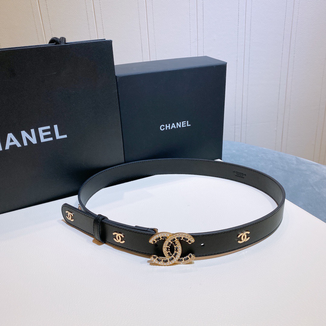 db9bf2_f0721b2f1305417c86d6c9ca52d6711fmv2.jpg Chanel CC Buckle Leather Belt - Image 1