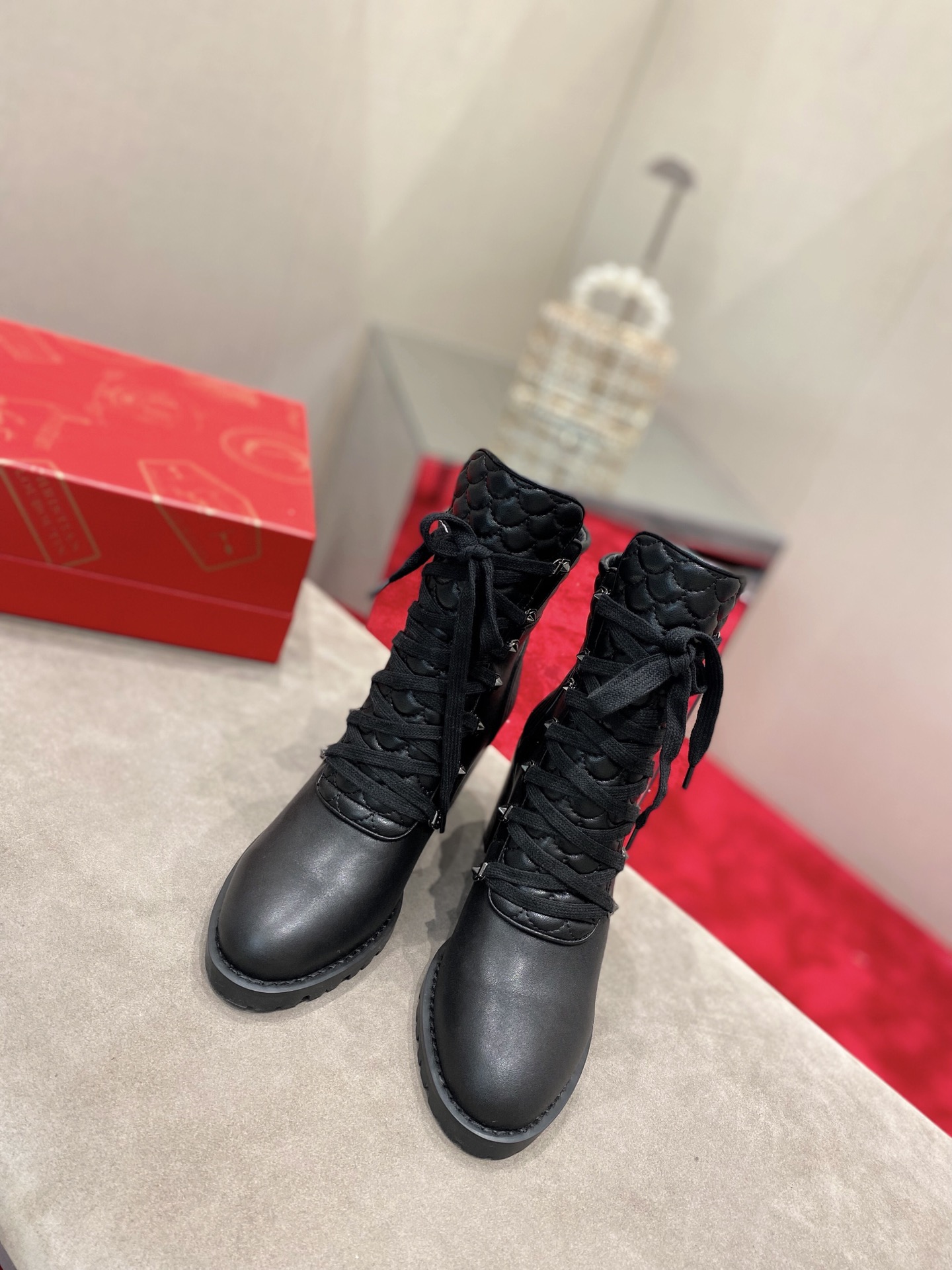 db9bf2_f4a5e6919bb94c55b0911001fa012466mv2.jpg Louboutin - Image 1