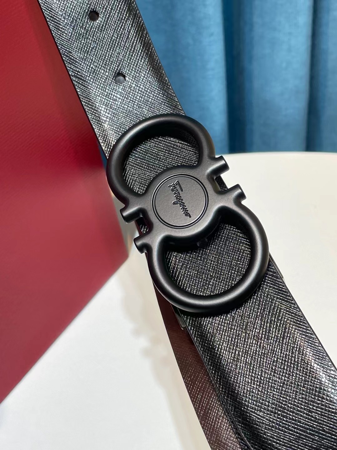 db9bf2_f56964606ded4f429f4e8405d4b1de4bmv2.jpg Ferragamo Logo Buckle Double-sided Leather Belt - Image 1