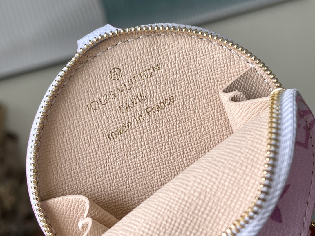 Louis Vuitton OnTheGo Small Bag in Pastel Tones - Image 9