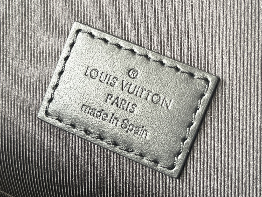 Louis Vuitton Archy Medium Messenger Bag in Monogram - Image 9