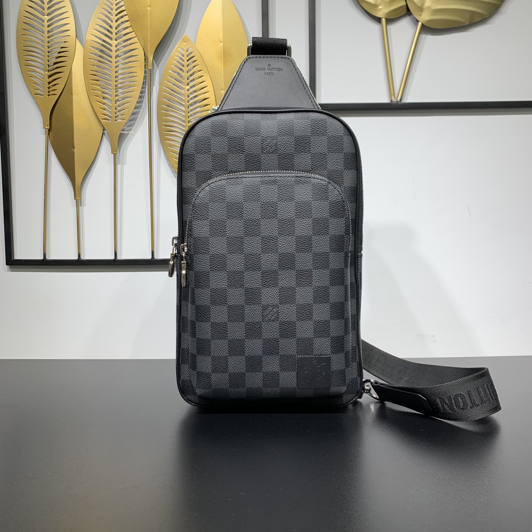 db9bf2_f9a8d0eeee2047898138628b4f9d284dmv2.jpg Louis Vuitton Bag - Image 1