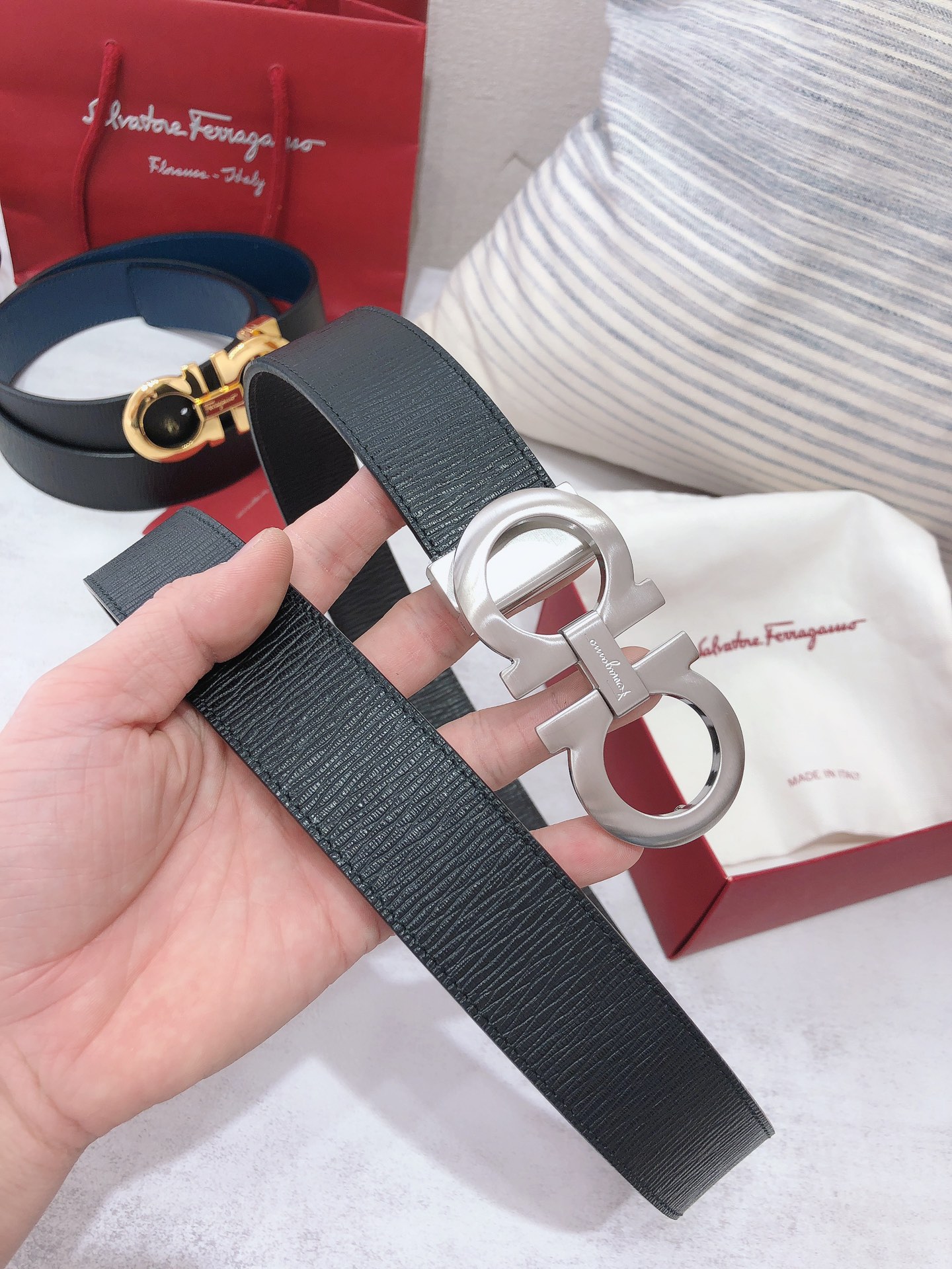 db9bf2_facf8f731e98427fa9e06dc0c597c2eemv2.jpg Ferragamo Logo Buckle Double-sided Leather Belt - Image 1