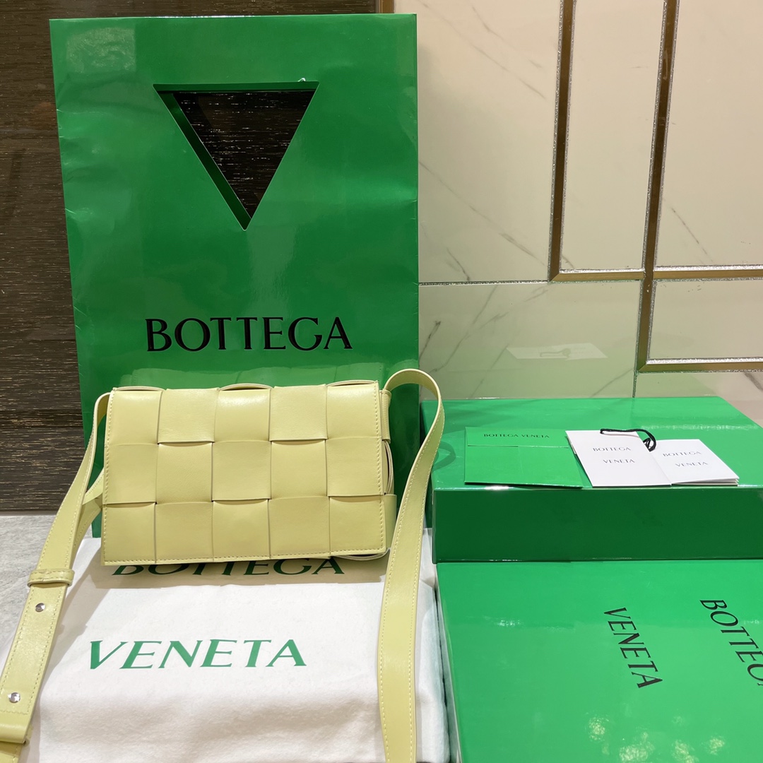 db9bf2_fb9e5d3b1e0d4bc48de0934ddce83d38mv2.jpg Bottega Veneta Rubik's Cube Bag - Image 1