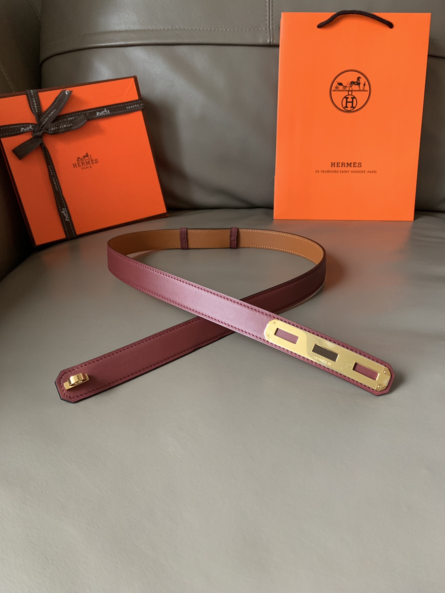 db9bf2_fc0127b7445845c98b6070dff27eee01mv2.jpg Hermès O'Kelly 24 Belt in Wine Red Leather - Image 1