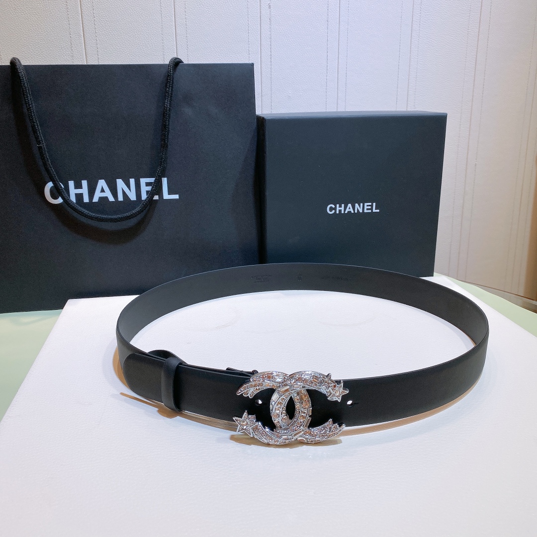 db9bf2_fd3a7d367f7146598a26bd339f284673mv2.jpg Chanel CC Buckle Leather Belt - Image 1