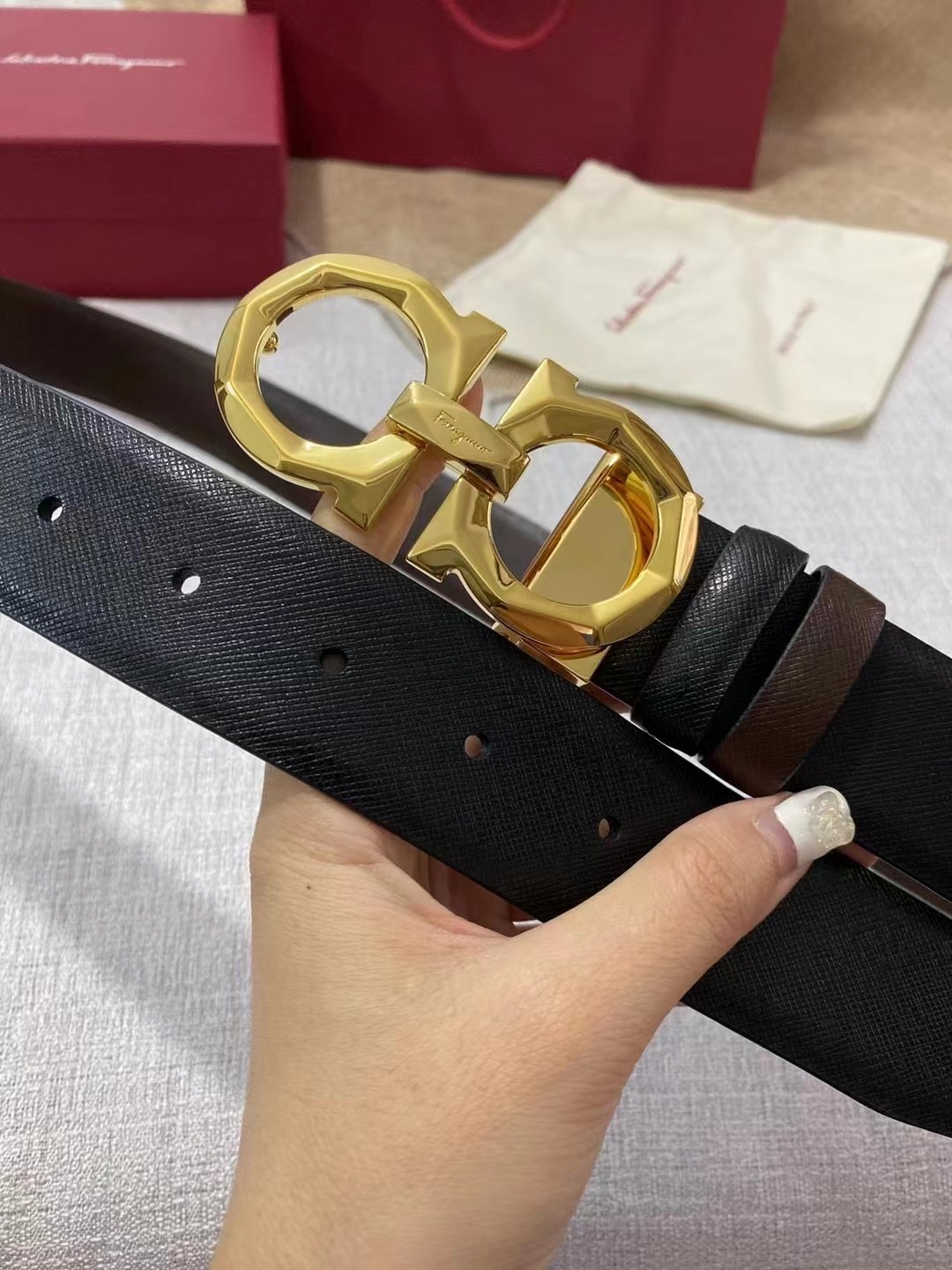 db9bf2_ffa9866c65254a83ba9b507cc337feb8mv2.jpg Ferragamo Logo Buckle Double-sided Leather Belt - Image 1