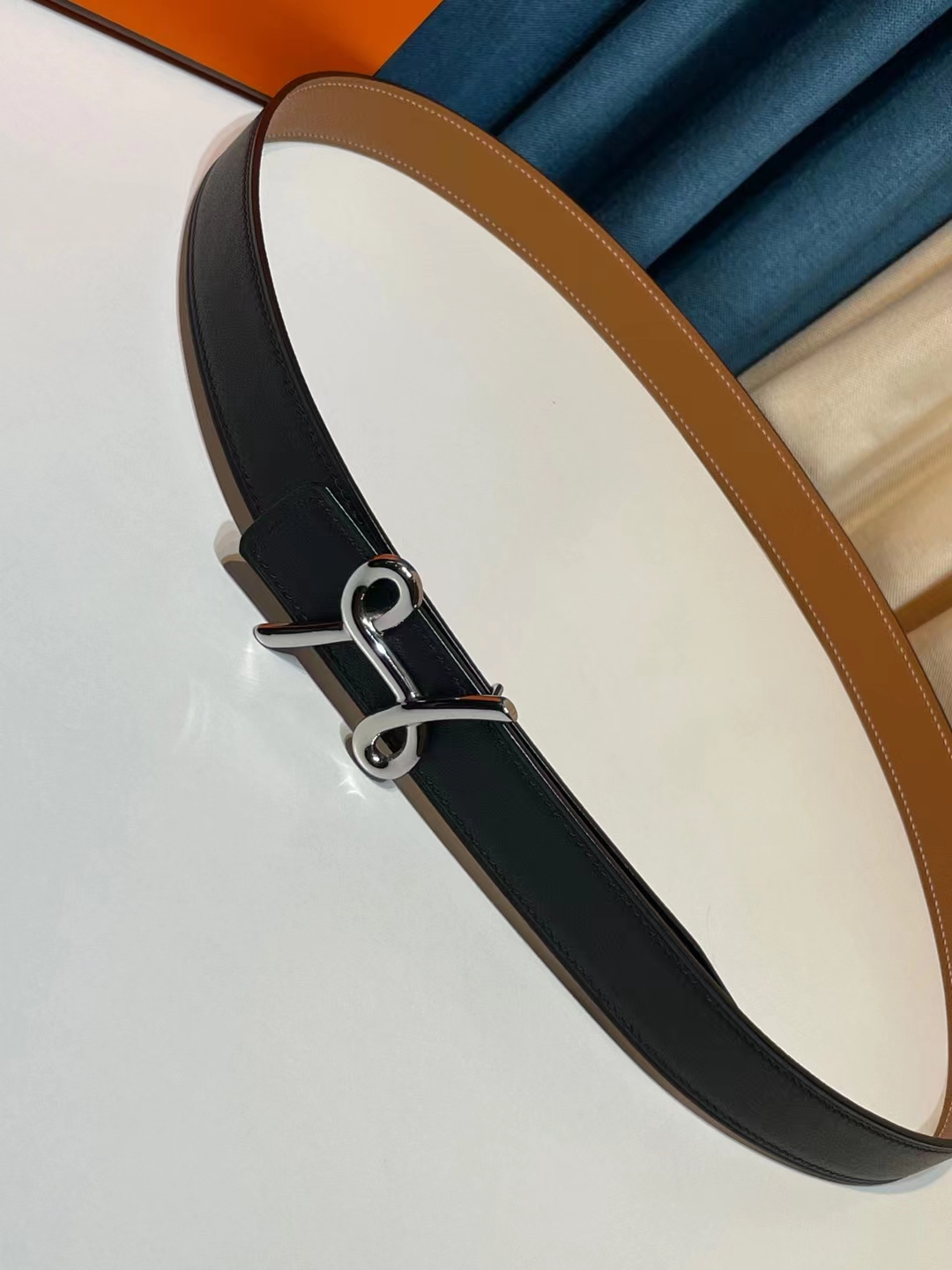 db9bf2_ffef8794a44744bcbfadb40b1a21a34cmv2.jpg Hermès Mors H Belt Buckle & Reversible Leather Strap 24mm - Image 1