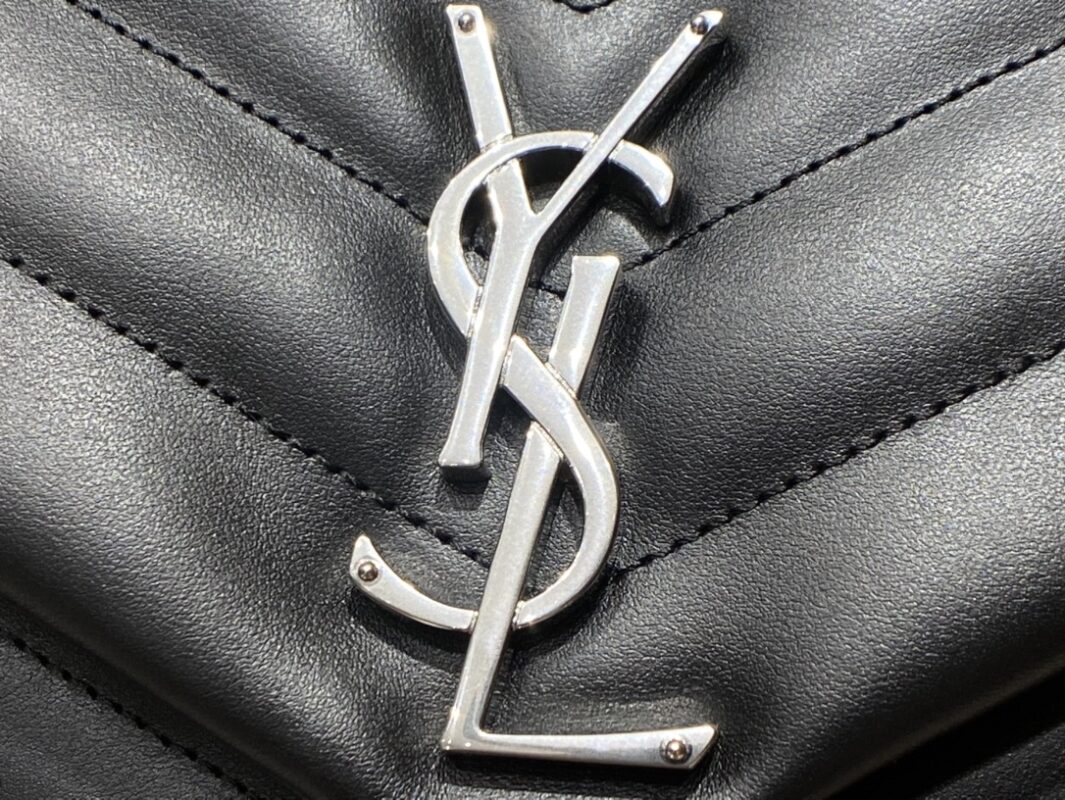 YSL Loulou 31 Black – Detailed Show