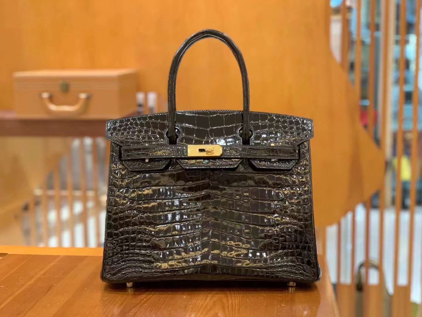 fb638e_0063a758f6374187baa5a4a7eaffbc41mv2.jpg Birkin 30 Crocodile Black Gold - Image 1