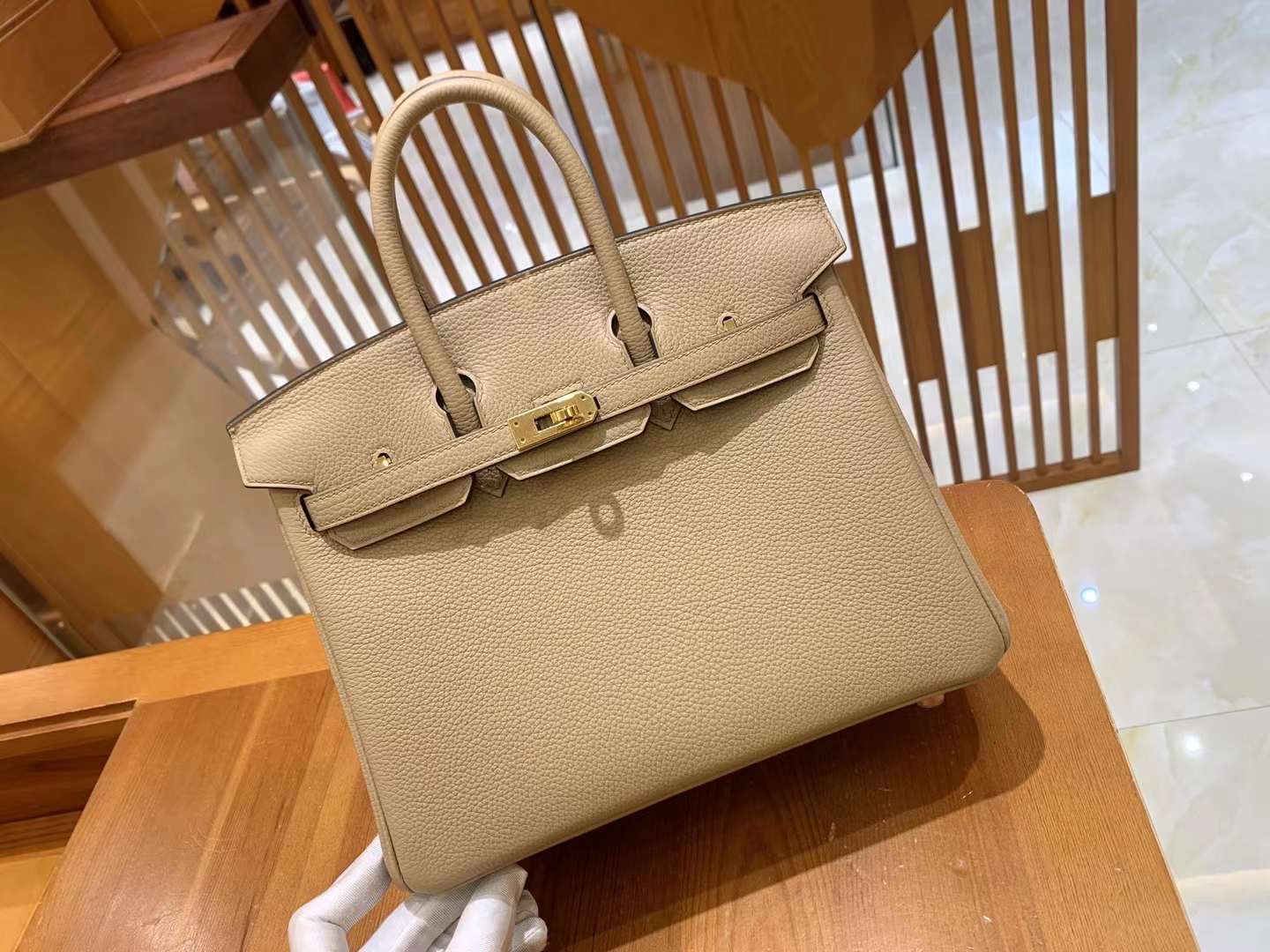 fb638e_00cd5b0033bb4f7e99271ef149dd8e1fmv2.jpg Birkin 25 Togo Milk Tea - Image 1