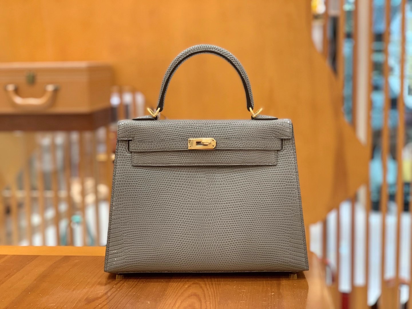 fb638e_0166462aa26b489a8018b553f34cc10bmv2.jpg Kelly 25 Lizard Paris Grey - Image 1