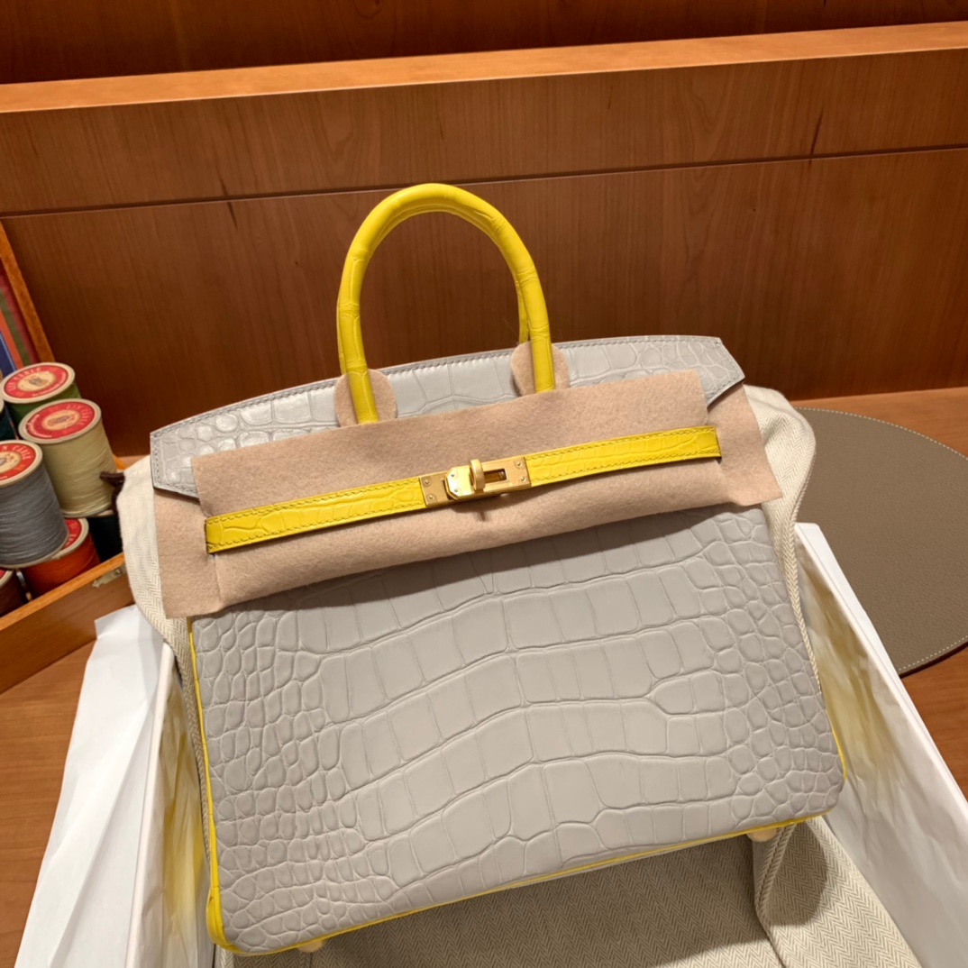 fb638e_01878e631386416f9ff1aba38c81302cmv2.jpg Birkin 25 Matte Alligator Gris Perle&Calendula Yellow - Image 1