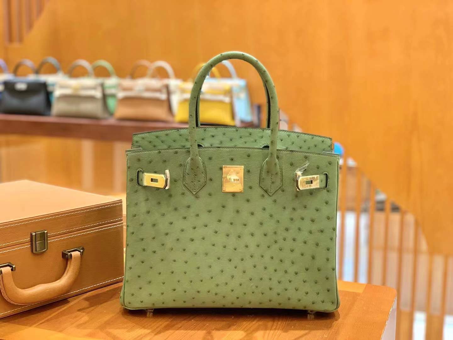 fb638e_035ceb49f2b543869502b56a627c857bmv2.jpg Birkin 30 Ostrich Vert Criquet 3i - Image 1