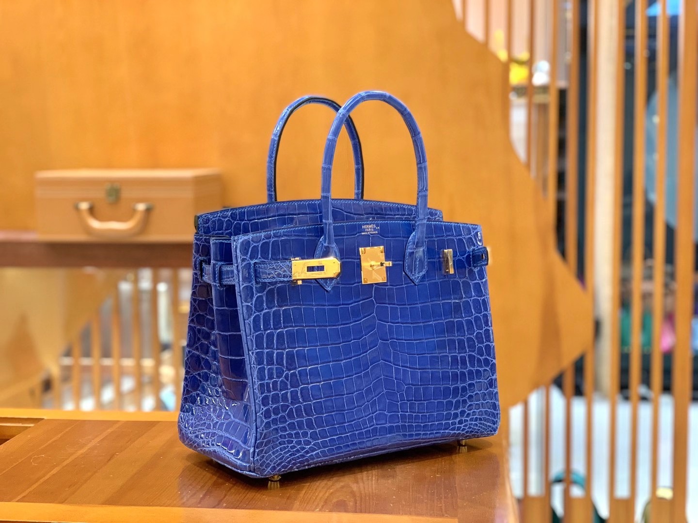 fb638e_03c6c94f32384e948fa3268f9ddb6c70mv2.jpg Birkin 30 Crocodile Glass Blue - Image 1