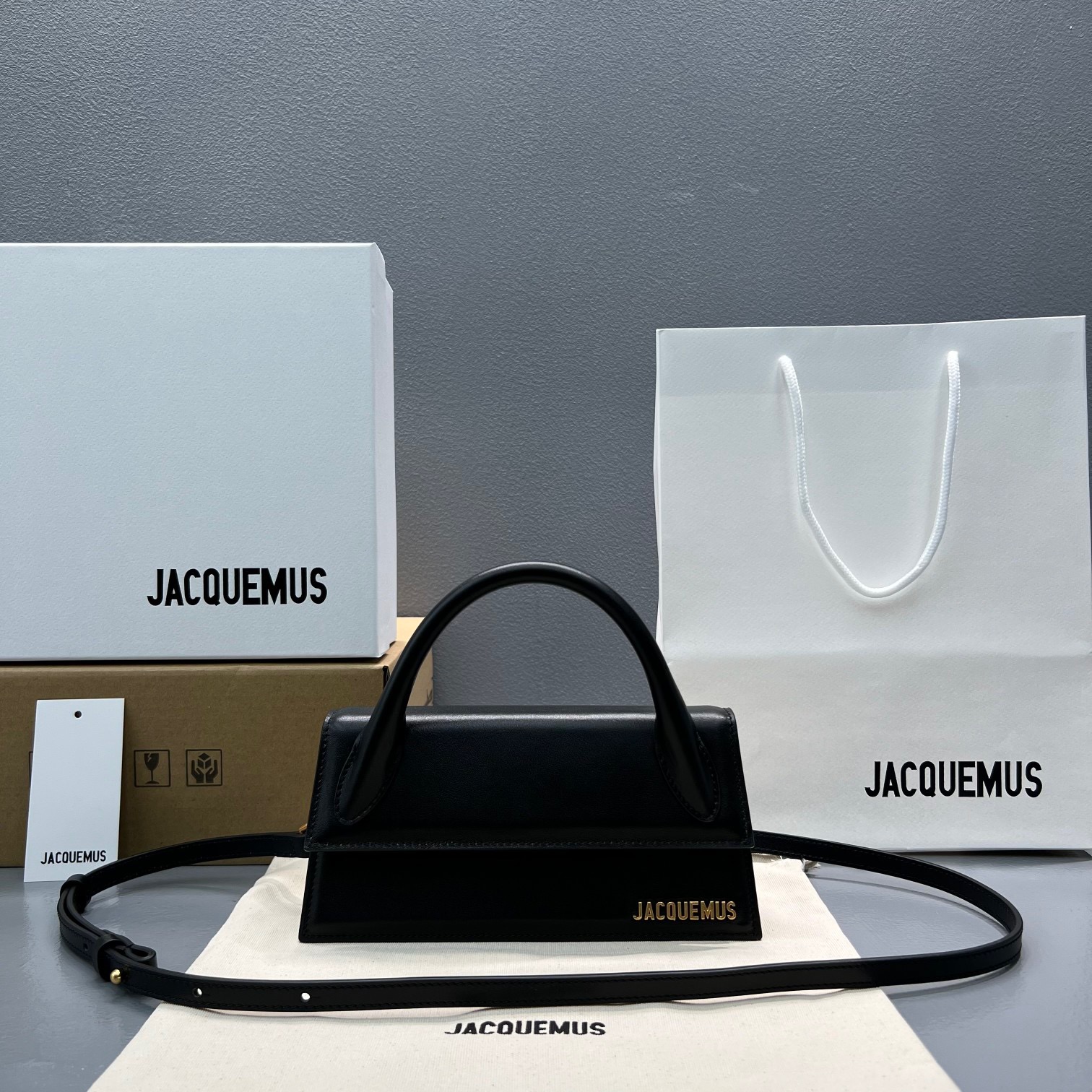 fb638e_059bc77e37674822bf377a6e4338a46cmv2.jpg Jacquemus 21 Black - Image 1