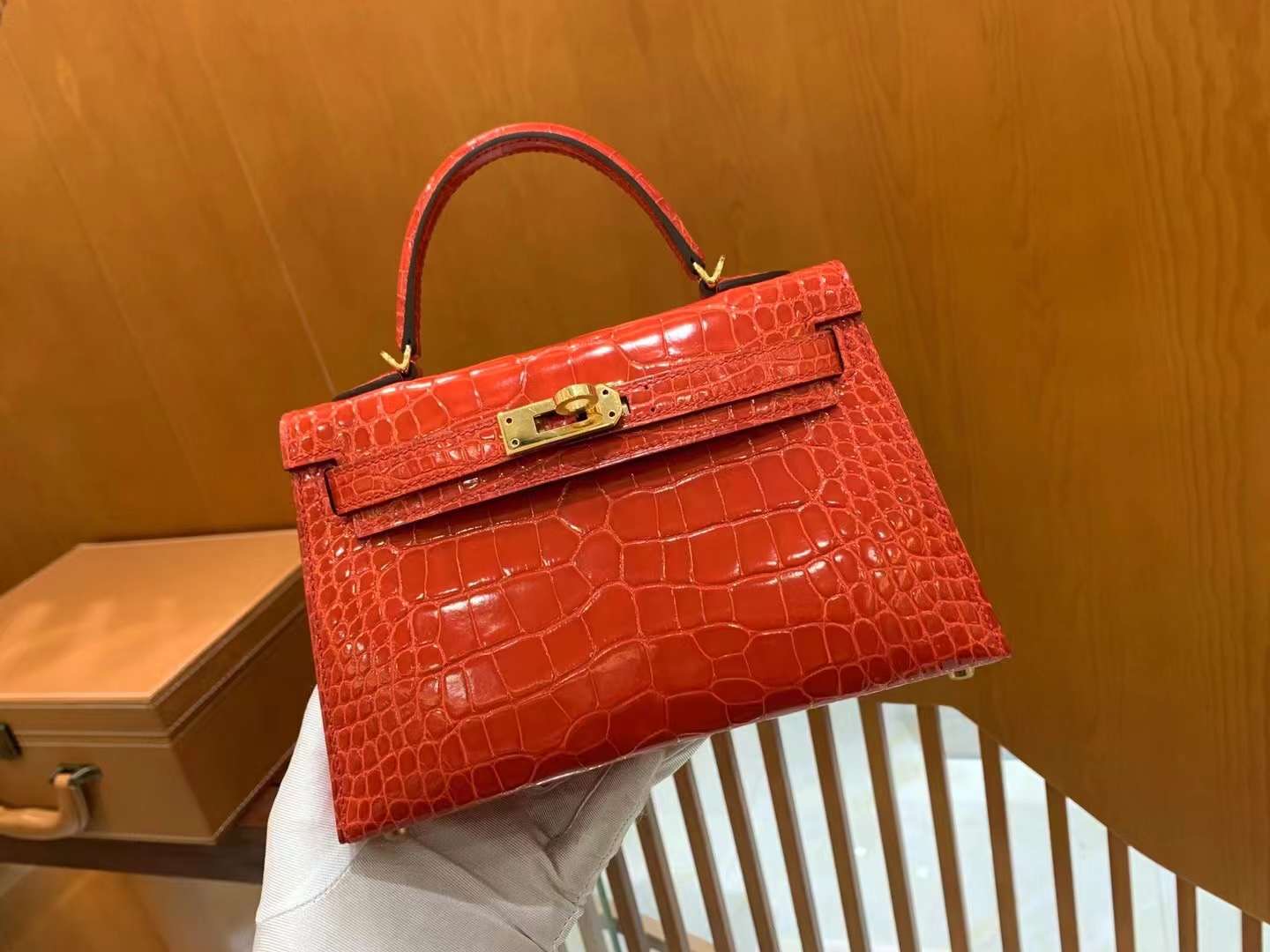 fb638e_06d1454ea4224ab89e2e8c86389e8c42mv2.jpg Mini Kelly Shiny Alligator Leather in Ferrari Red - Image 1