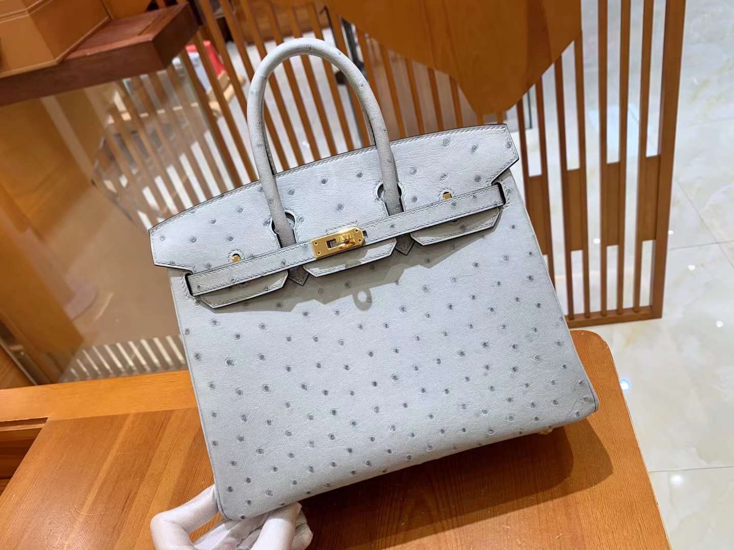 fb638e_0816b6d55c92430b8e86c49109631448mv2.jpg Birkin 25 Ostrich Gris Agate - Image 1