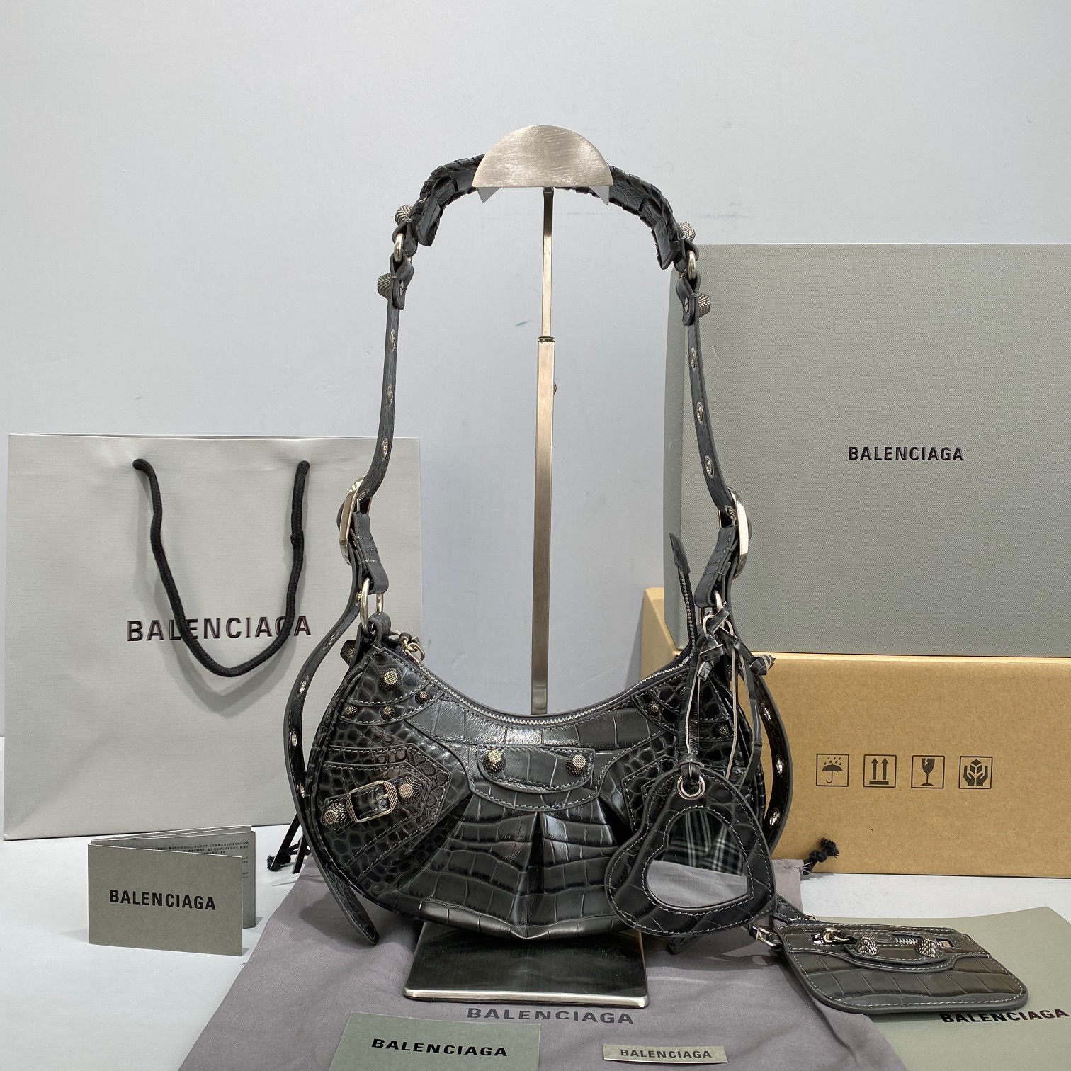fb638e_0d60e53b698f45acb206a52a4b89bcaamv2.jpg Balenciaga Le Cagole 30 Crocodile Black - Image 1