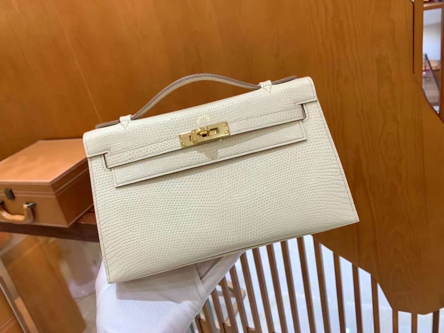 fb638e_0f5e1d2a48644341af020368fc994153mv2.jpg Kelly Pochette Lizard Craie - Image 1