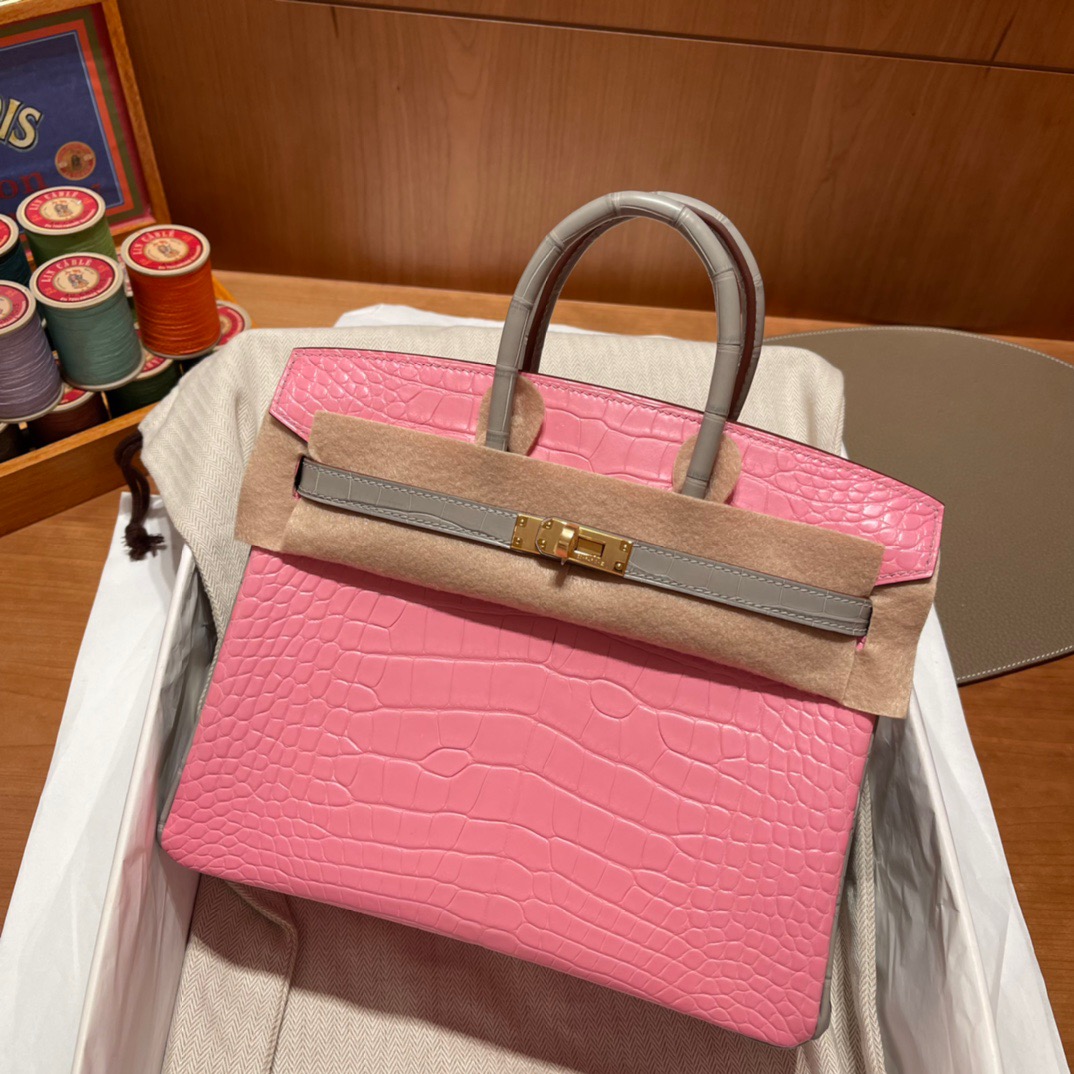 fb638e_0f7b71566b4c47099ecf3a137117719emv2.jpg Birkin 25 Matte Alligator Rose Sakura&Gris Perle - Image 1