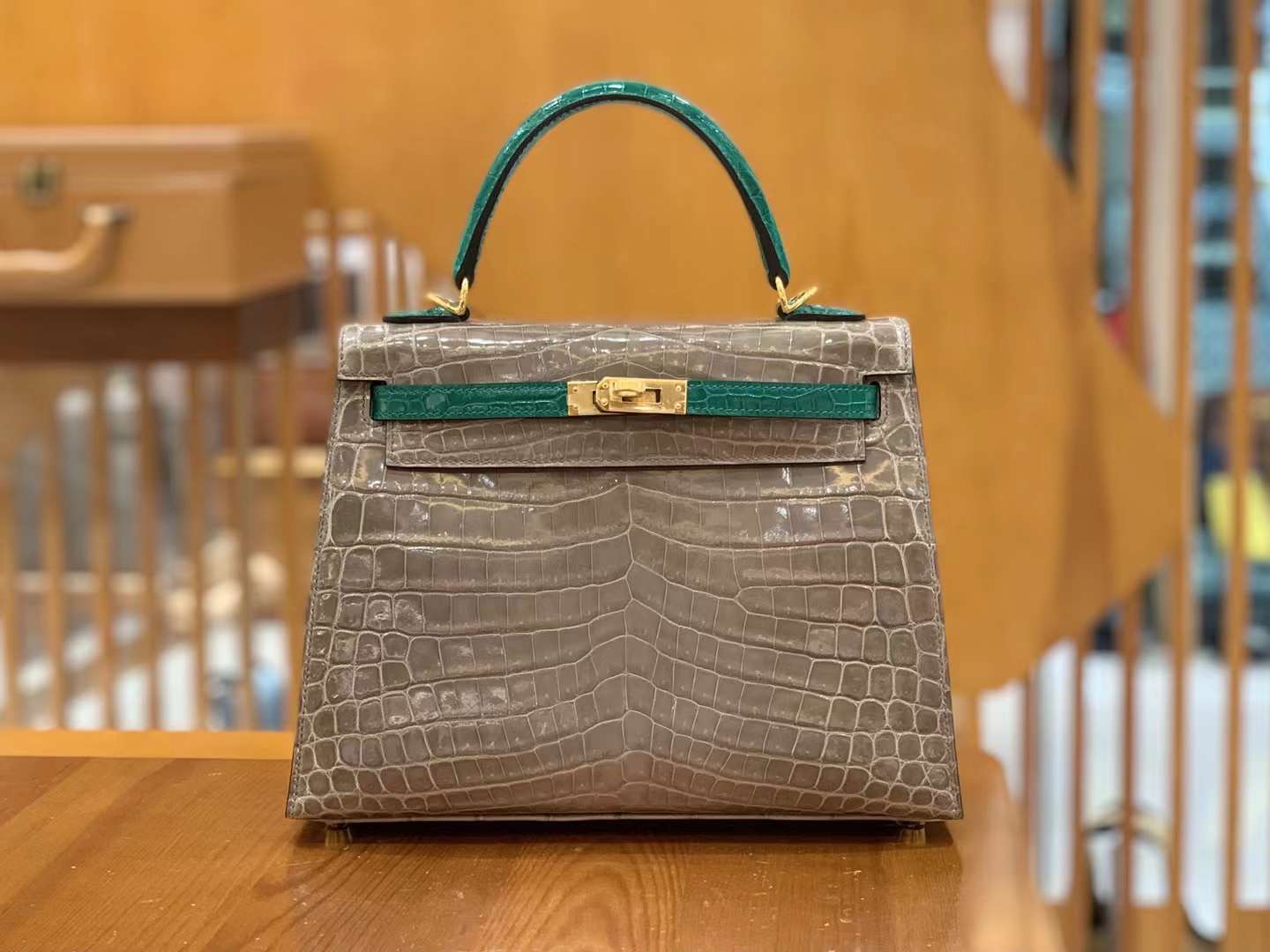 fb638e_0febb01459ef4eba86383b8821d9c57dmv2.jpg Kelly 25 Crocodile Niloticus Shiny Etoupe&Emerald - Image 1