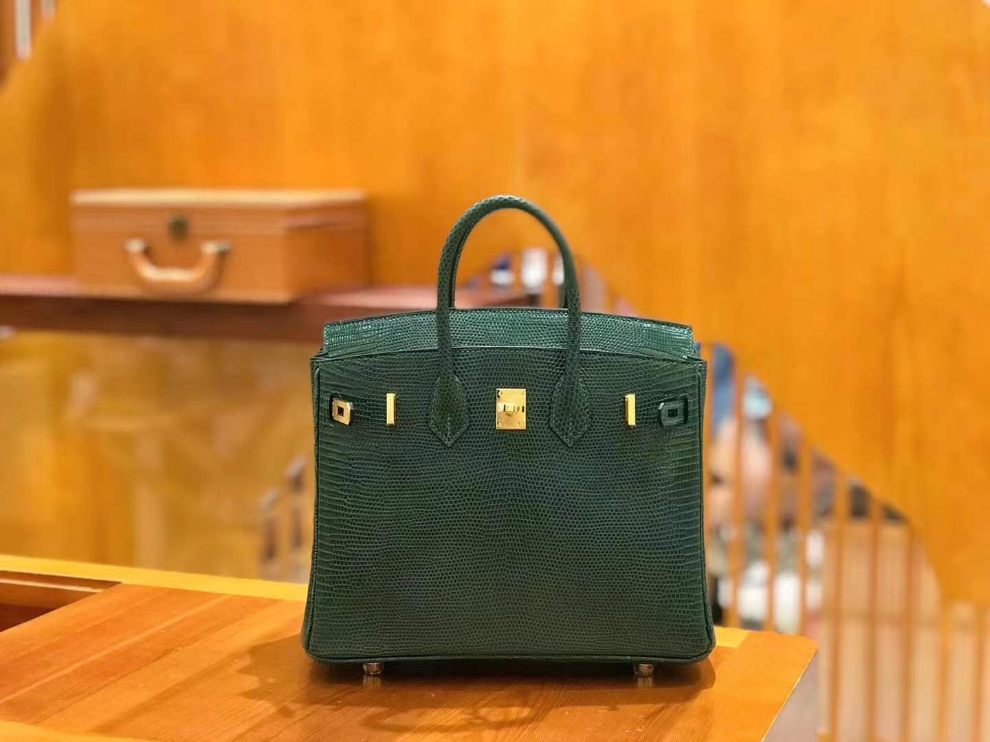 fb638e_102063d475d142f4bec5e366bebdc23fmv2.jpg Birkin 25 Lizard Malachite Green - Image 1